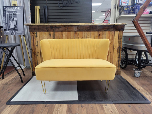 GOLDEN LOVE SEAT